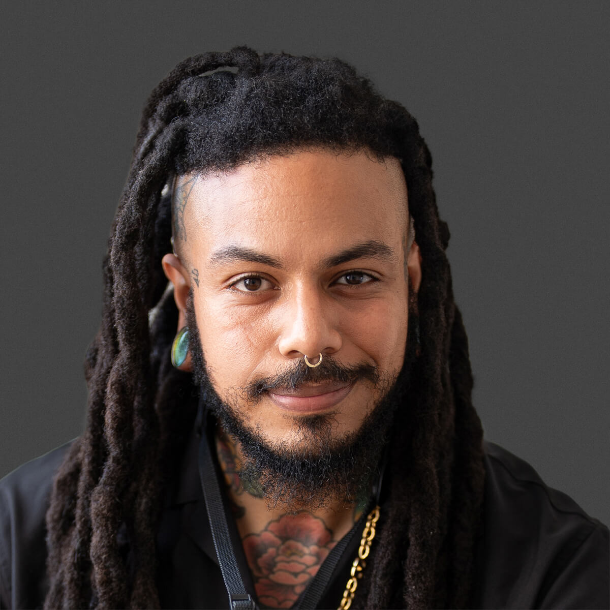 Scander, professional Paris photographer specializing in weddings, engagements, family, and vacation photography, known for his talent, friendly approach, and fluency in French, English, and Japanese.