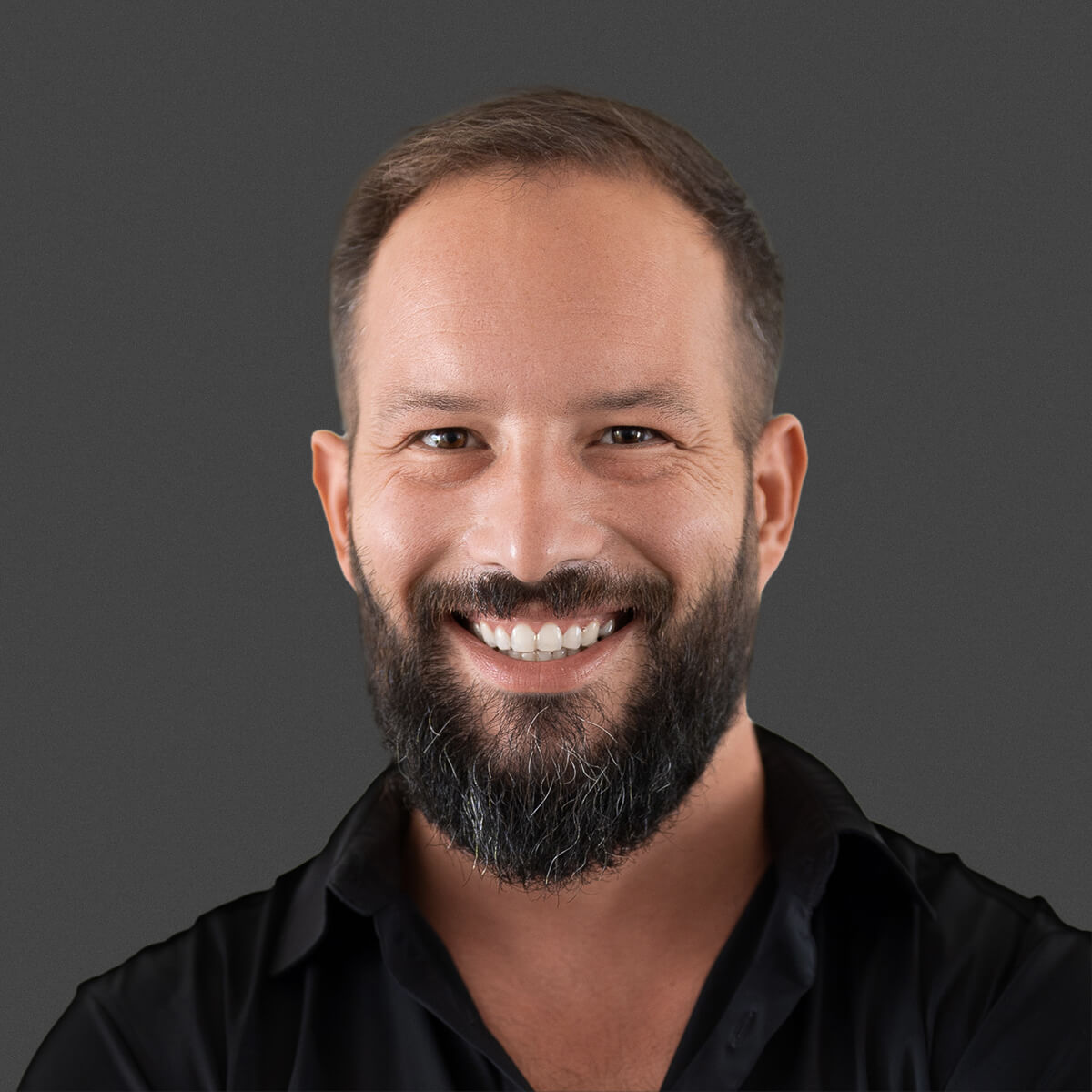 Vincent, bilingual Paris videographer specializing in documenting proposals, weddings, and family celebrations, known for his contagious energy, creativity, and exceptional storytelling.