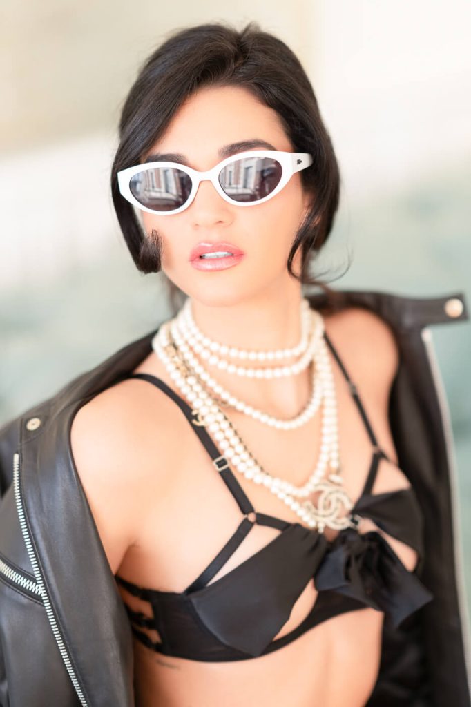 Embrace timeless elegance with a touch of Parisian chic in this boudoir photoshoot inspired by the iconic Audrey Hepburn. 💖 This sensual boudoir session features a stunning beauty look, a pop of vibrant lipstick, a dazzling Chanel pearl necklace, luxurious Agent Provocateur lingerie, and a sexy leather jacket.