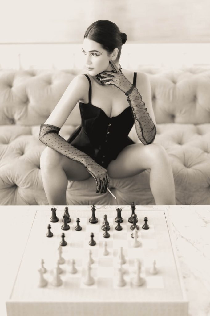 Channel your confidence with a luxurious boudoir photography experience in Paris! ✨ This dazzling photoshoot features exquisite lingerie from Agent Provocateur, a captivating chess game, and a "high-fashion" twist.  Our expert team will create a glamorous and empowering experience you'll never forget.